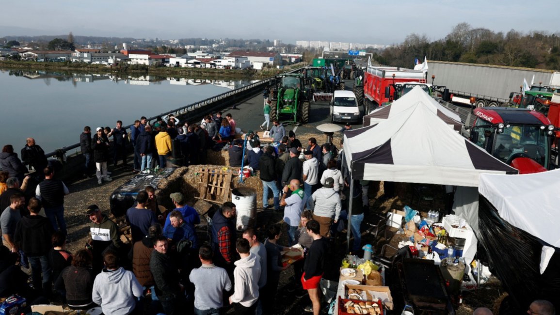 Pese a las medidas del Gobierno, los agricultores bloquean las principales rutas de Francia