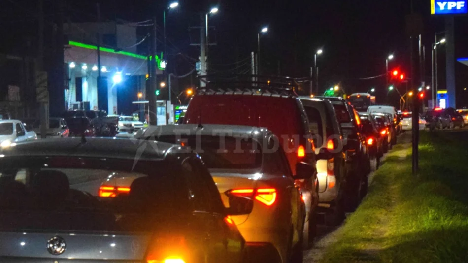 Se armaron largas filas de autos para cargar combustibles antes de la suba