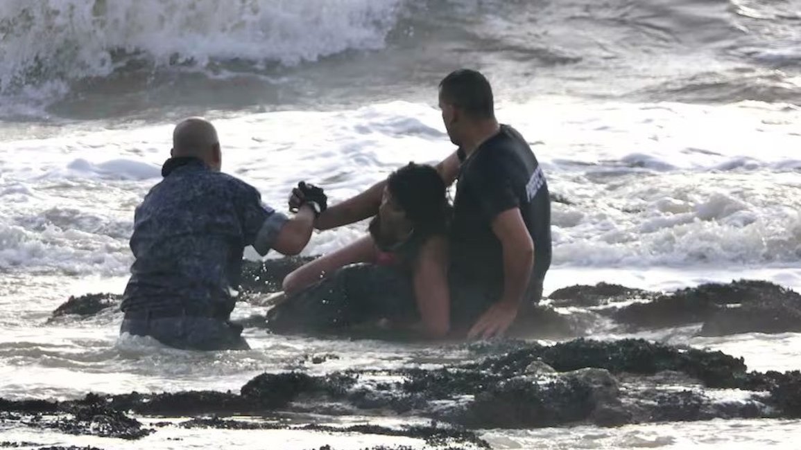 Buscan a un joven argentino en Punta del Este que se metió al mar para ayudar a una mujer