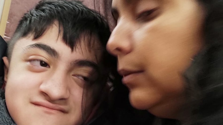 La madre del niño salteño con huesos de cristal pide ayuda