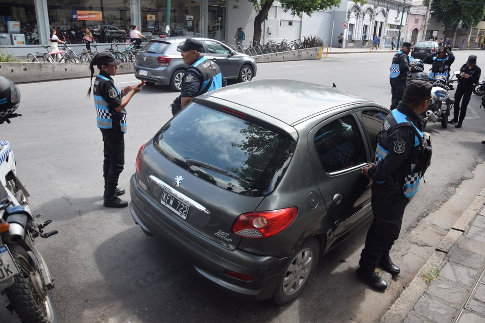 VIDEO. Espectacular operativo policial por un conductor que se atrincheró en su auto y sería Uber- VIDEO. Espectacular operativo policial por un conductor que se atrincheró en su auto y sería Uber