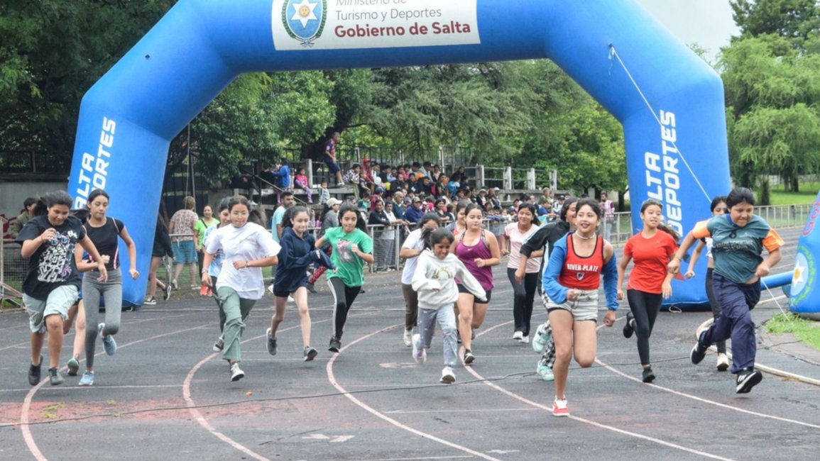 Risas y entusiasmo en la maratón infantil de la colonia