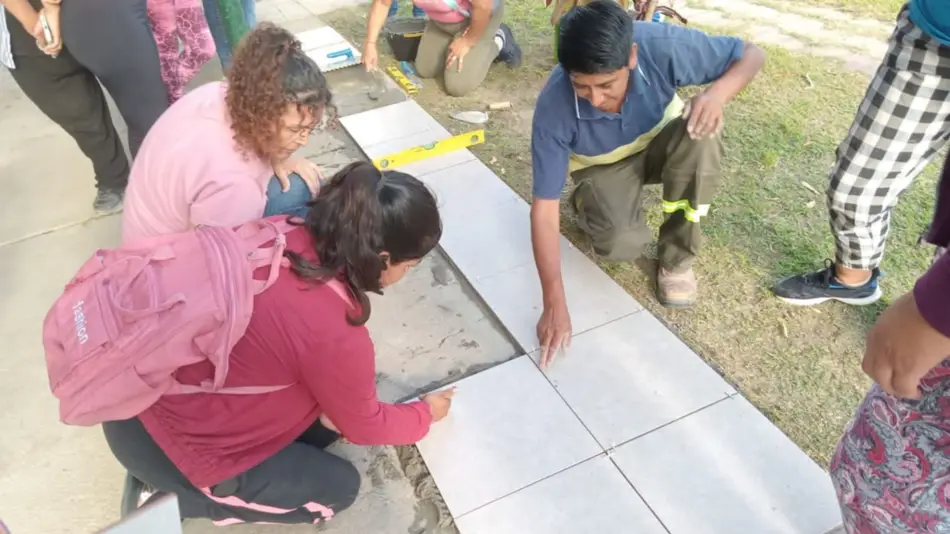 Mujeres en la colocación de cerámicos