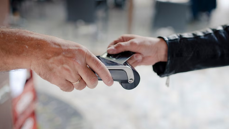 El Banco Central habilitó los pagos con tarjeta de débito en dólares: cómo funcionará el sistema