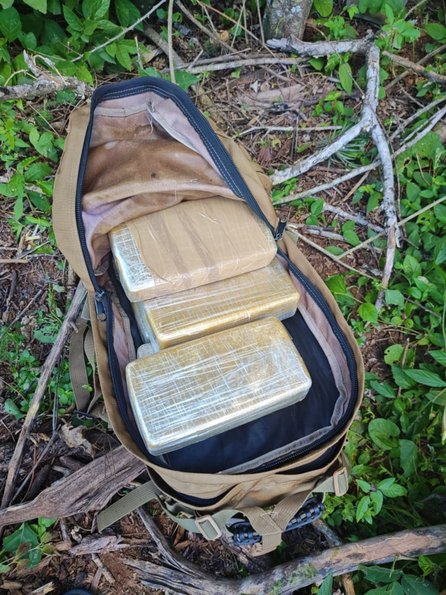 Detienen a un motociclista que trasladaba por sendas de la frontera 35 kilos de cocaína