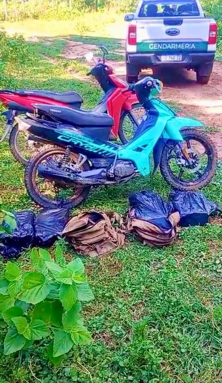 Detienen a un motociclista que trasladaba por sendas de la frontera 35 kilos de cocaína