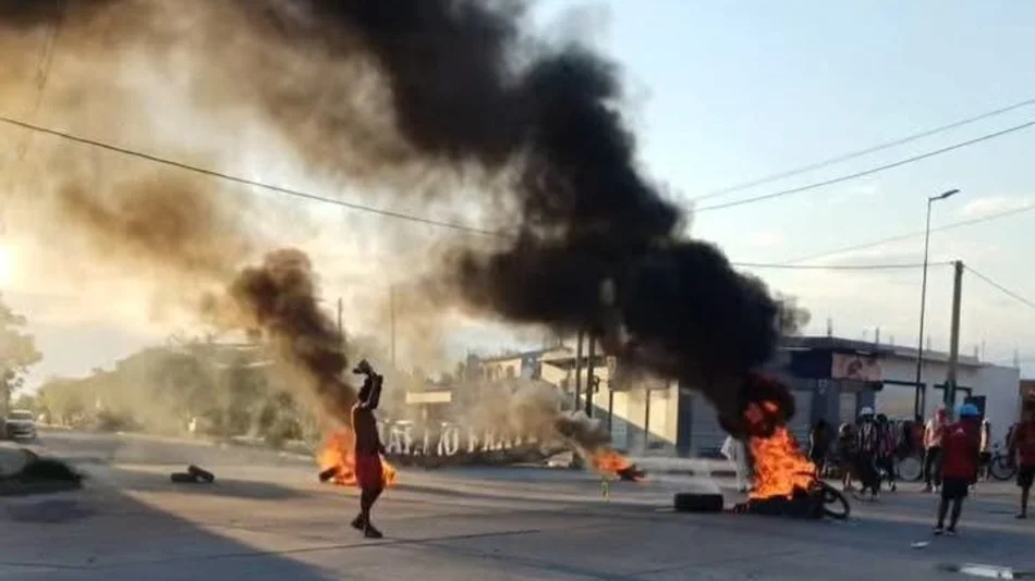 Protesta en barrio Solidaridad: familiares exigen que se entregue el cuerpo del joven fallecido