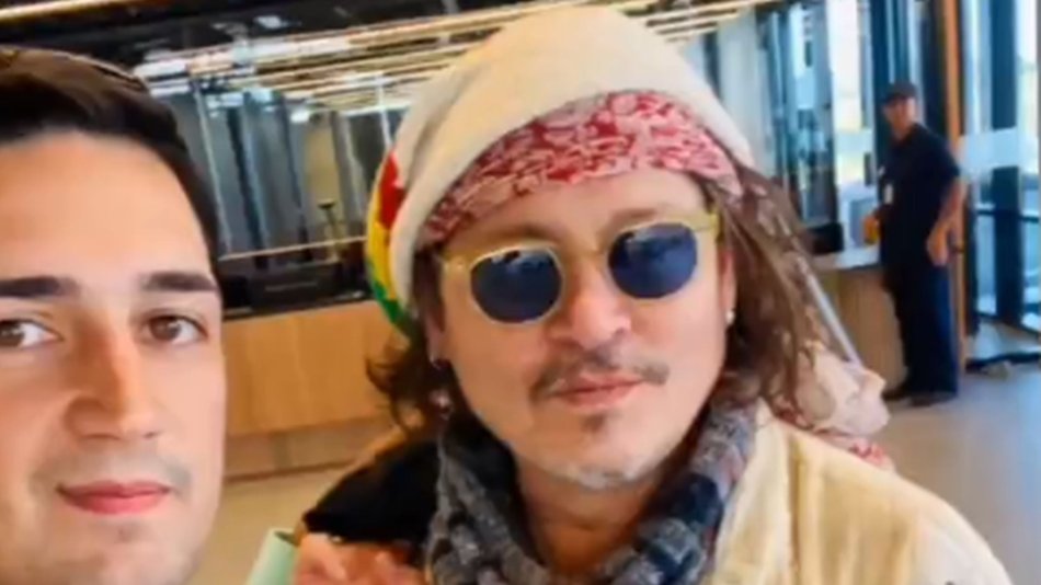 Johnny Depp sorprende a Punta del Este: selfies, misterio y ¿un encuentro con Icardi?