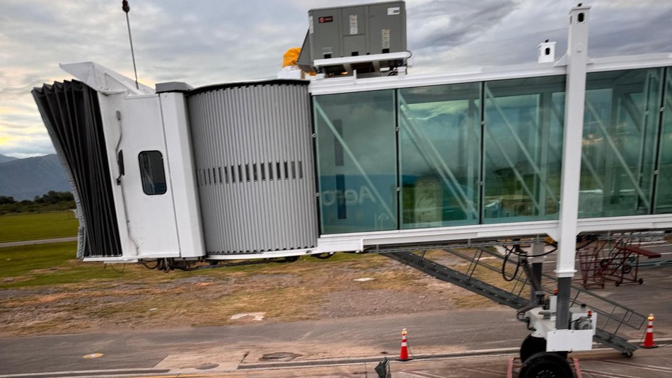 En plena temporada alta, el aeropuerto de Salta sigue sin manga para recibir a los turistas 