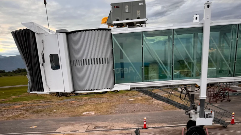 En plena temporada alta, el aeropuerto de Salta sigue sin manga para recibir a los turistas 