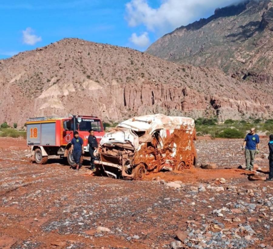 Desesperante situación en la ruta 68: una ambulancia fue arrastrada por la crecida de un arroyo cerca de Cafayate