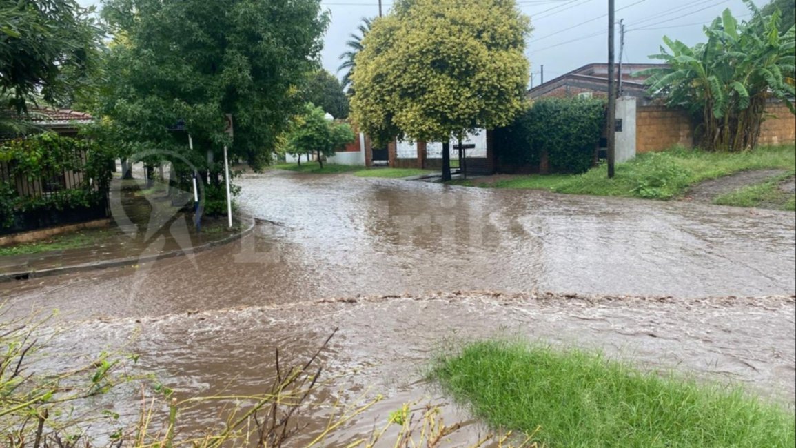 VIDEOS: fuerte temporal en Metán: el agua ingresa a las casas 
