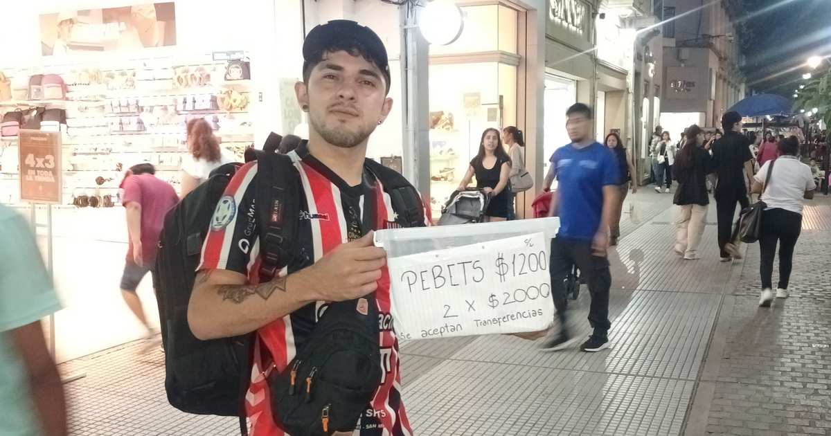 足の治療の代金を支払うために歩行者でサンドイッチを売る
