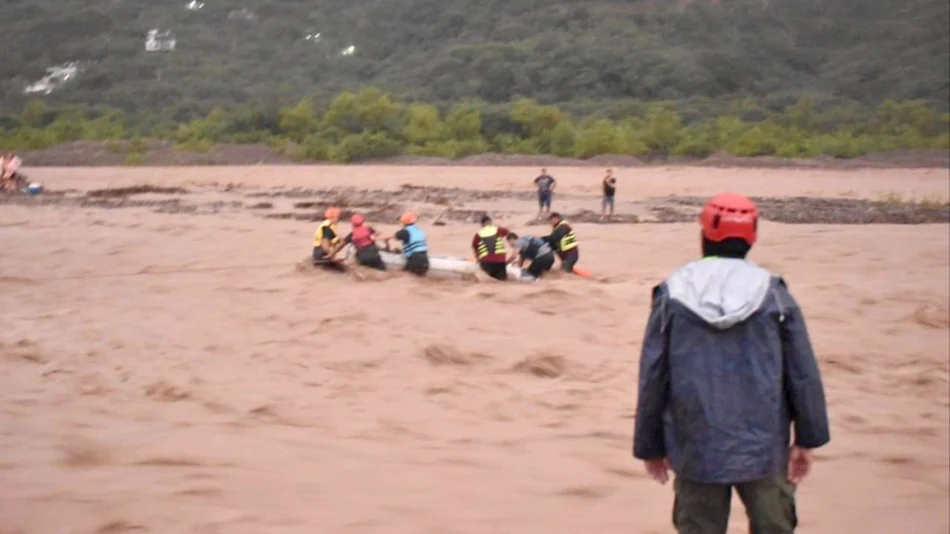 Quedaron atrapados por la crecida del río Wierna y tuvieron que ser rescatados