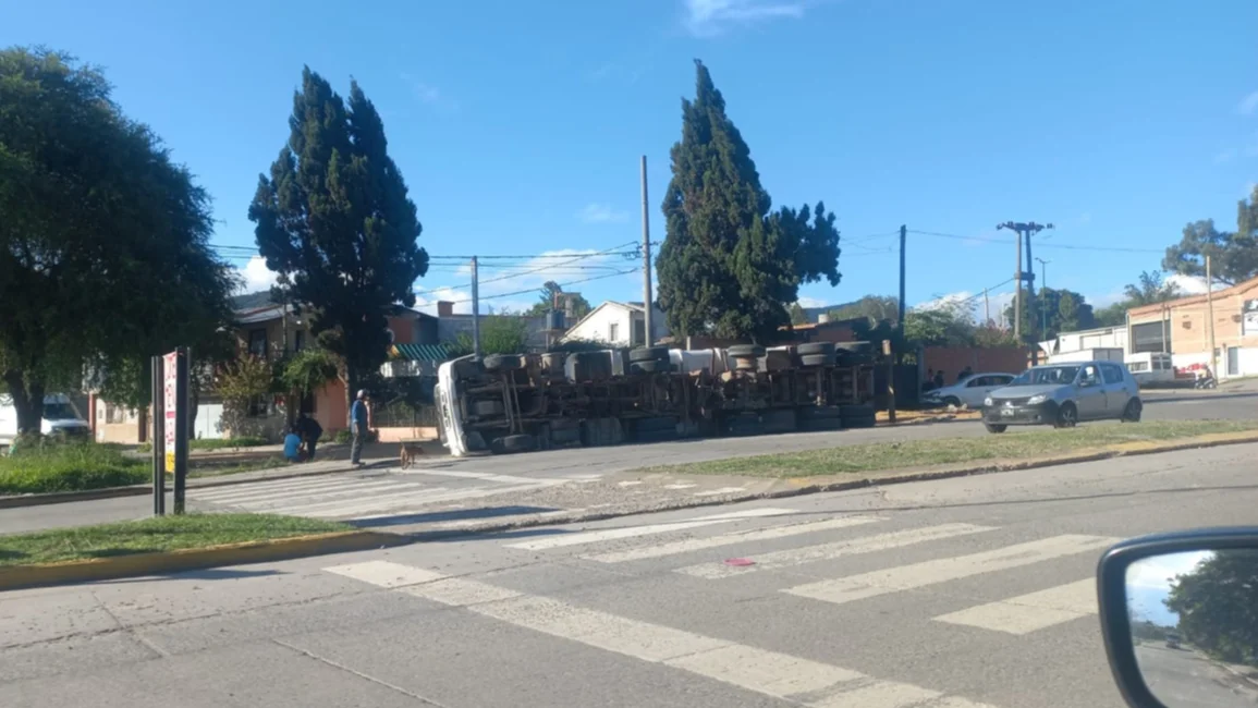 Volcó un camión en el ingreso al parque industrial 