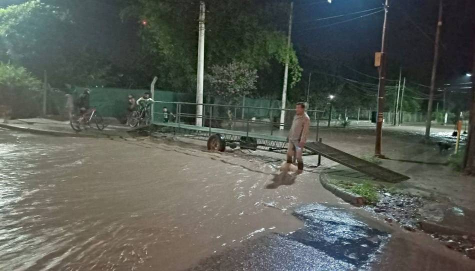 Inundaciones, un puente precario y un drama que nadie quiere resolver
