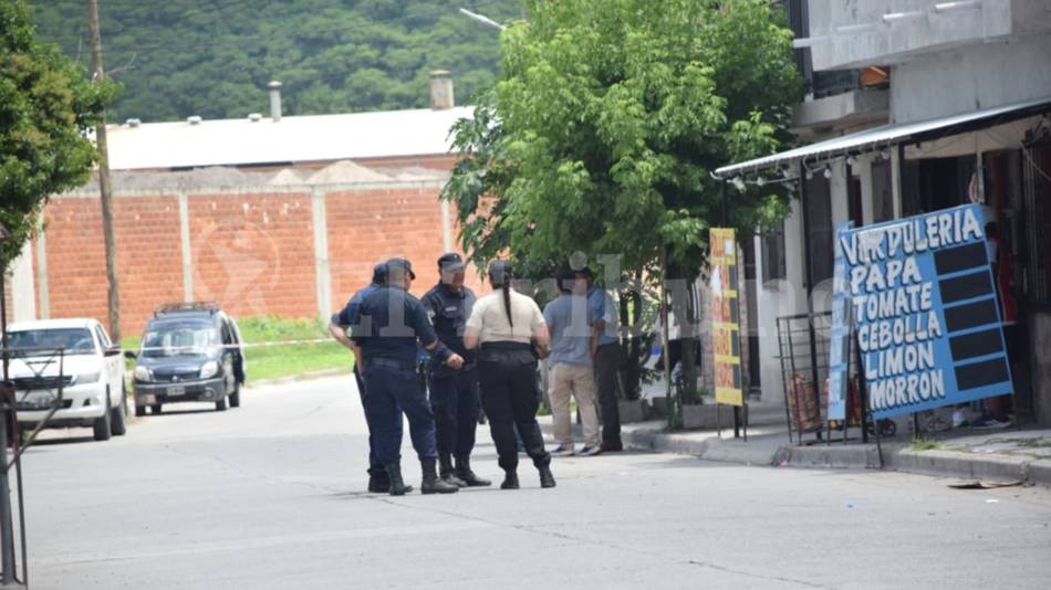 Homicidio en Villa Juanita: hallaron a un hombre herido en la calle, falleció en el hospital San Bernardo y hay un detenido 