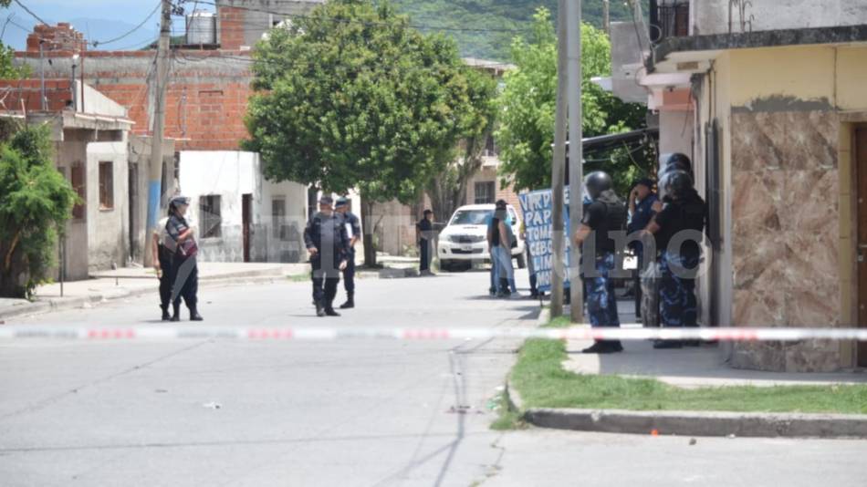 Homicidio en Villa Juanita: hallaron a un hombre herido en la calle, falleció en el hospital San Bernardo y hay un detenido 