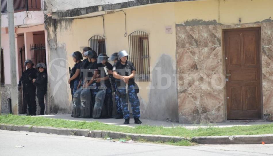 Homicidio en Villa Juanita: hallaron a un hombre herido en la calle, falleció en el hospital San Bernardo y hay un detenido 
