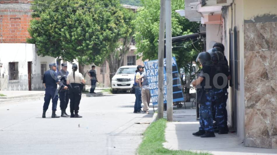 Homicidio en Villa Juanita: hallaron a un hombre herido en la calle, falleció en el hospital San Bernardo y hay un detenido 