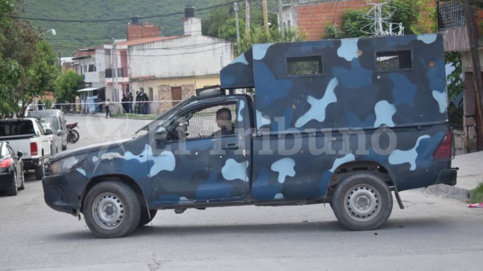 Homicidio en Villa Juanita: hallaron a un hombre herido en la calle, falleció en el hospital San Bernardo y hay un detenido 