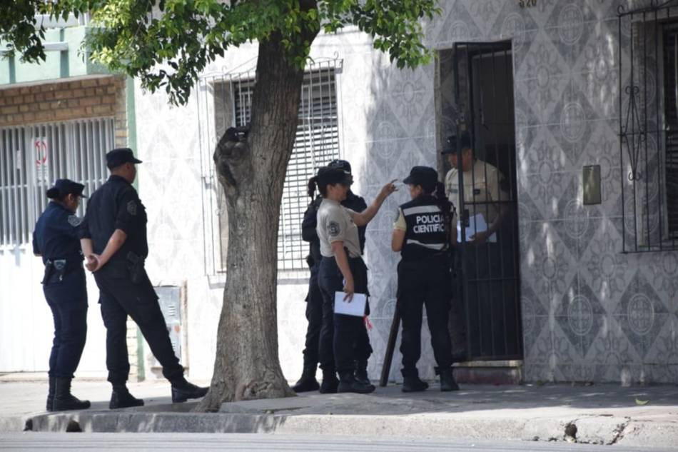 Hallan sin vida a un jubilado de 80 años en el macrocentro y la investigación no descarta ninguna hipótesis