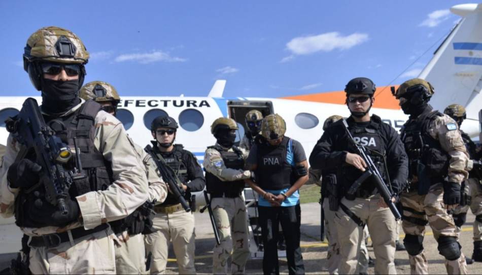 Operativo de alto riesgo: trasladaron a un peligroso detenido que ingresó al país por Salta y está vinculado a una organización criminal