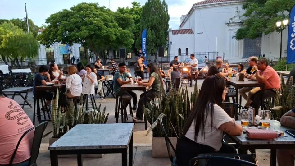 El pulso nocturno de la ciudad llega al Paseo Güemes con Sunset Güemes, música y gastronomía al aire libre
