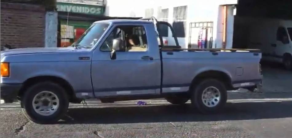 Un estruendo que rompió la calma: un Saeta embistió a una camioneta estacionada y la arrastró 20 metros