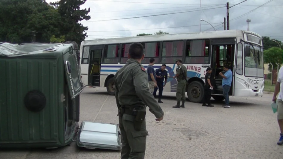 Choque entre un ómnibus y una camioneta de Gendarmería