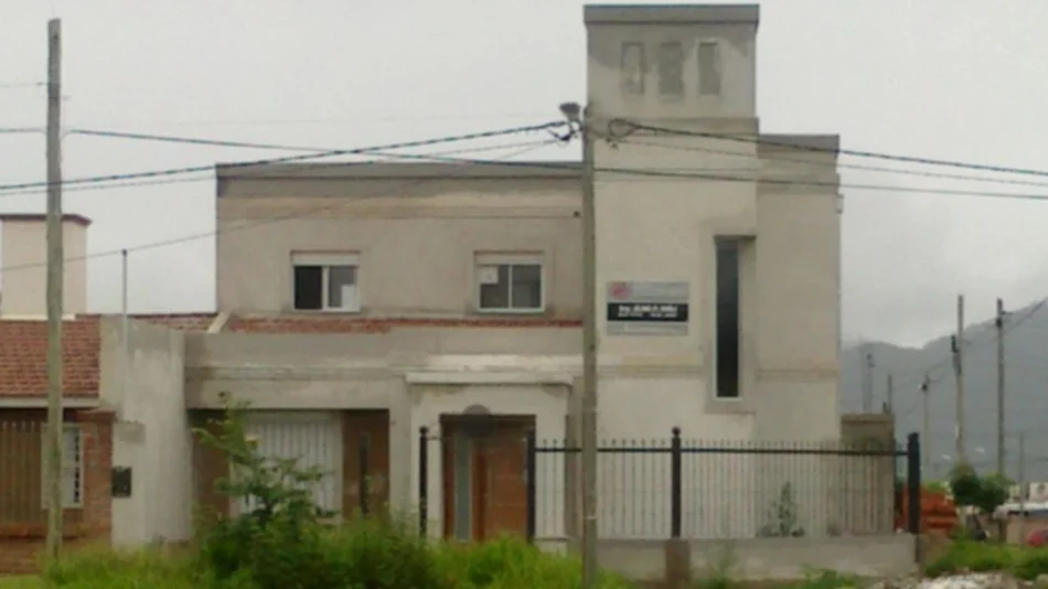 Mirasoles: otra casa completamente modificada y sin habitar 