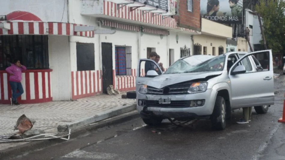 Una camioneta se estrelló contra dos postes