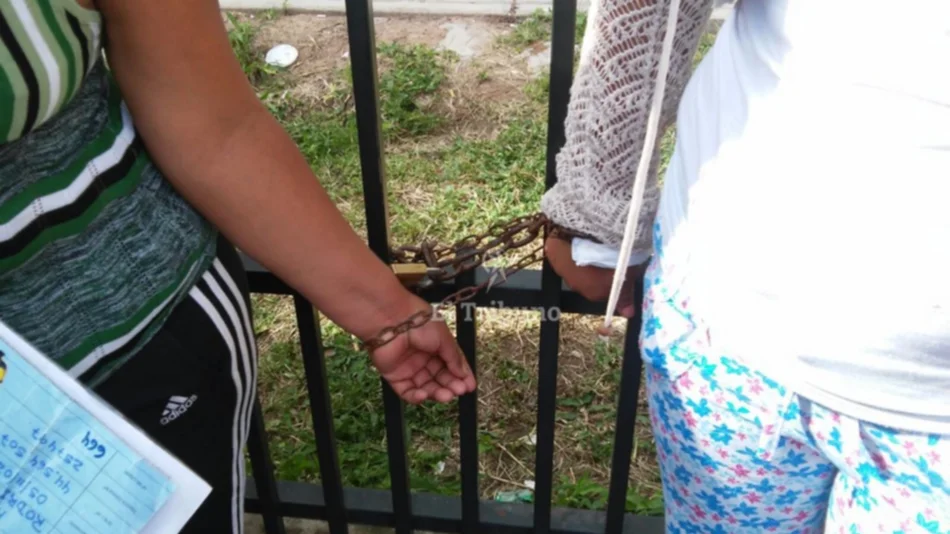 Mujeres se encadenaron en Tierra y Hábitat