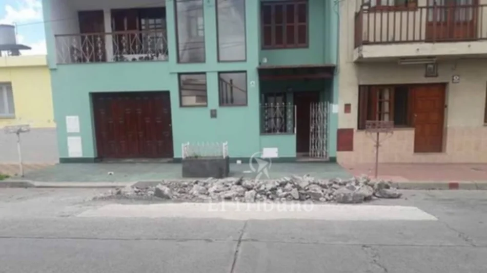 Quejas de vecinos por escombros que dejó Aguas del Norte