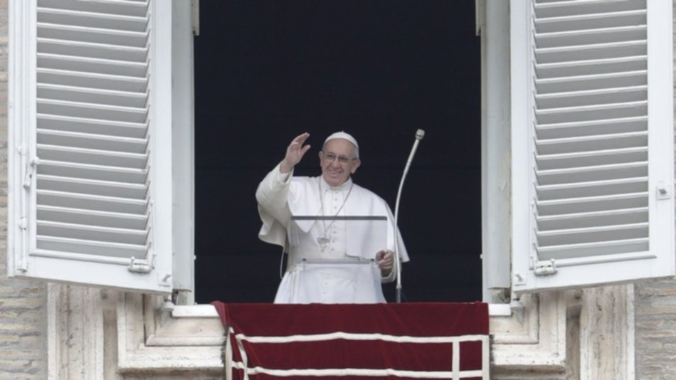 Tras la aparición de afiches en su contra, el papa Francisco pide a los cristianos "alejar la envidia y la difamación"