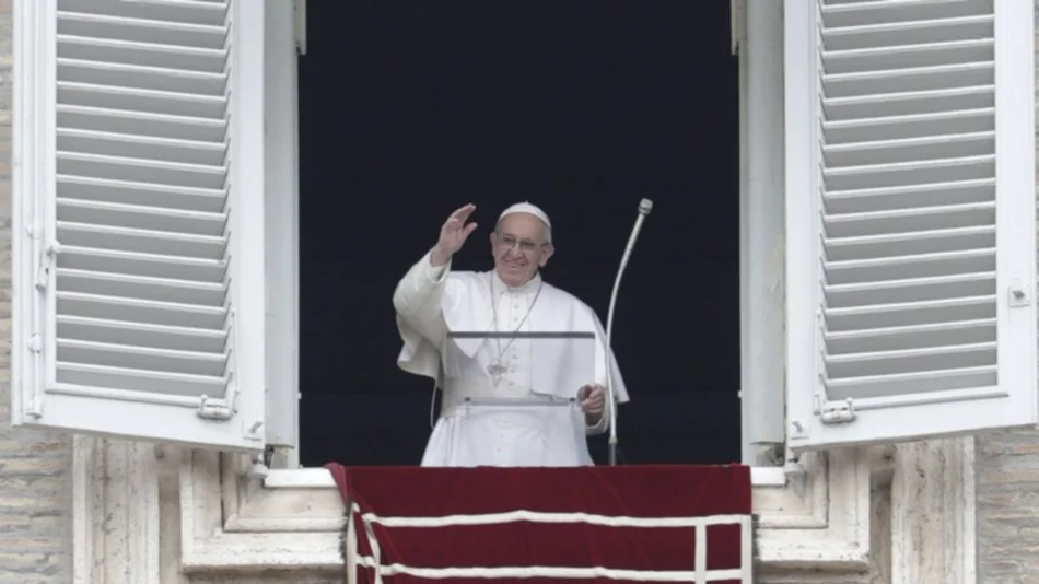 Tras la aparición de afiches en su contra, el papa Francisco pide a los cristianos "alejar la envidia y la difamación"