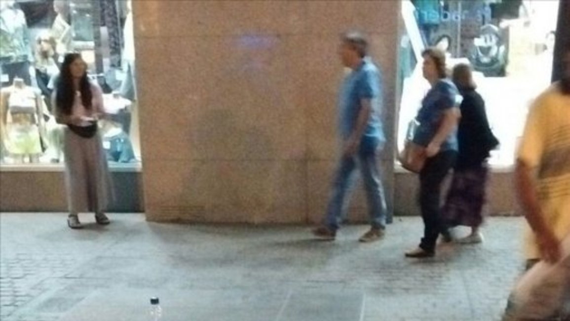 Comen panchos y tiran la basura al piso