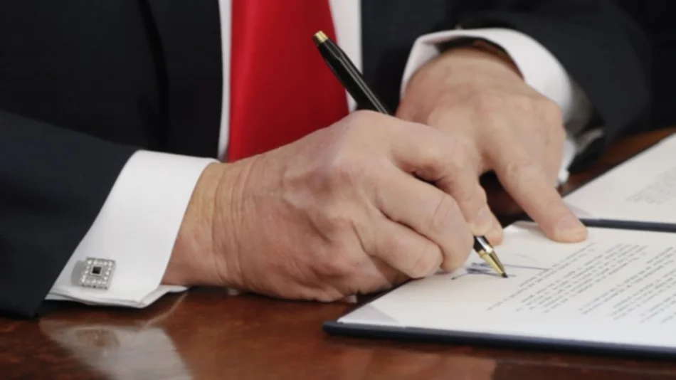 Donald Trump insinuó que considera firmar otro decreto migratorio