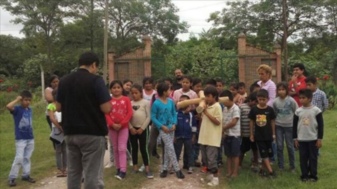El "padre de los niños" brinda contención y misión en barrios