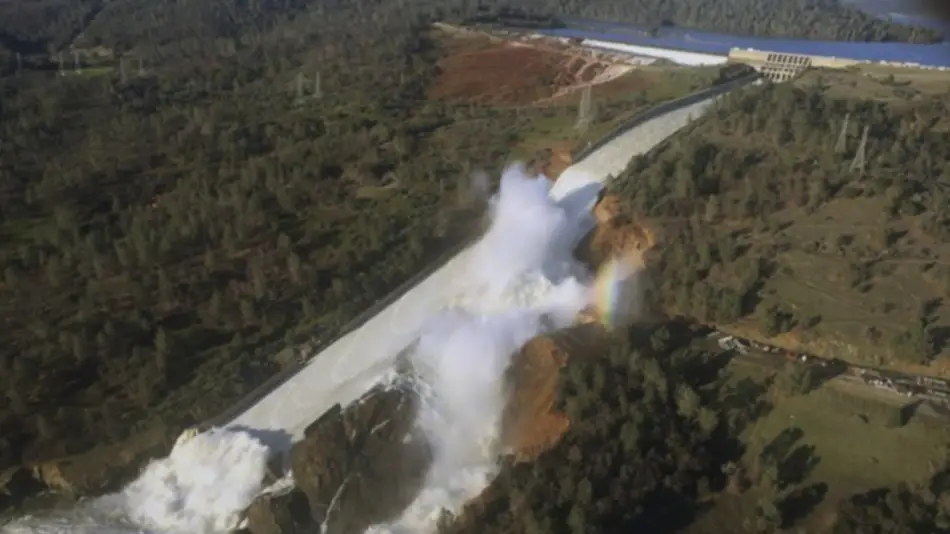 Casi 200 mil evacuados en California por el riesgo de desborde de una represa