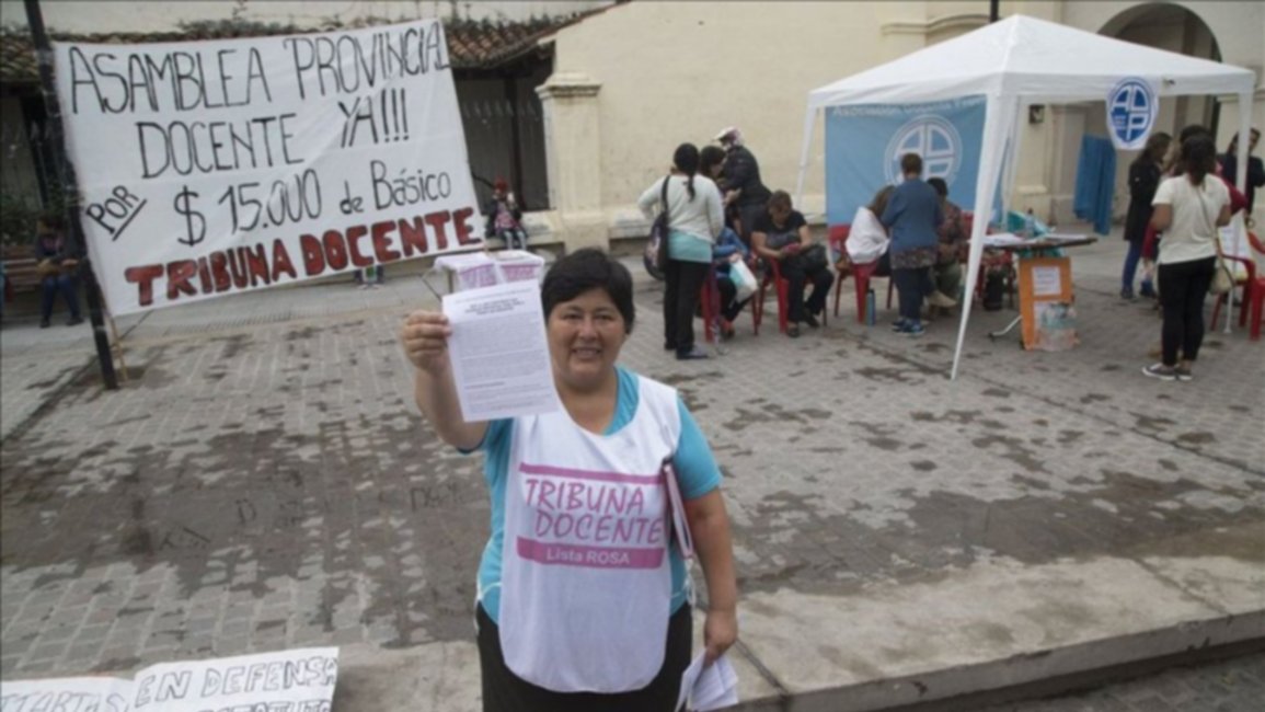 Docentes hablan con la gente