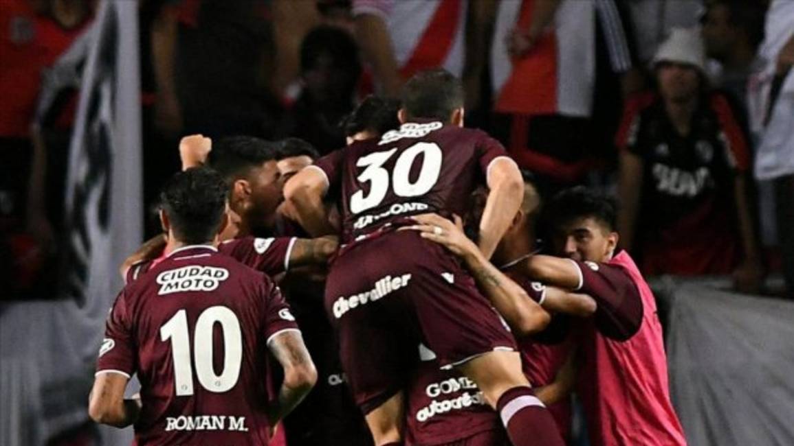 Lanús goleó a River y se consagró Supercampeón