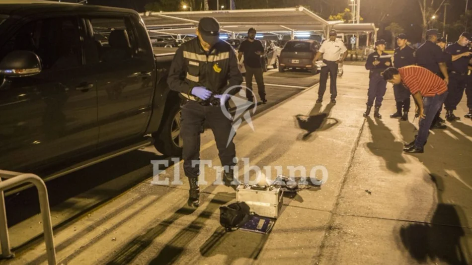 Una banda estaría detrás del  robo millonario en el estacionamiento de un shopping