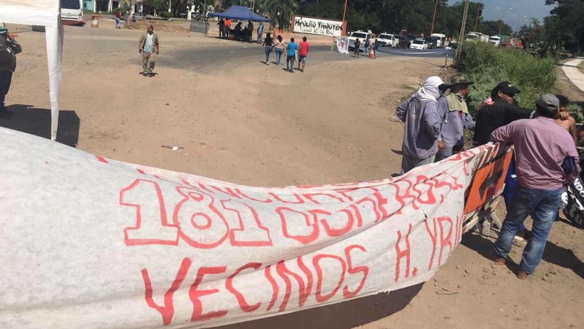 Video: duro cruce entre una mujer y  extrabajadores que cortan la ruta 50, en Yrigoyen