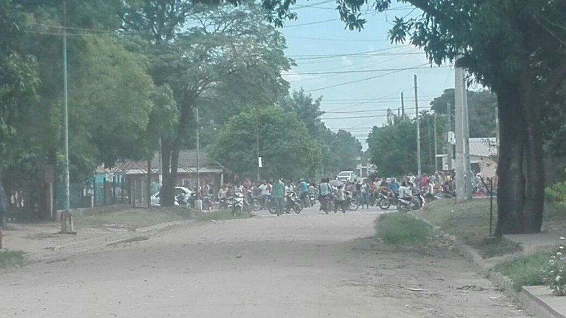 Incidentes en Hipólito Irigoyen donde Infantería despejó el corte en la Ruta 50 