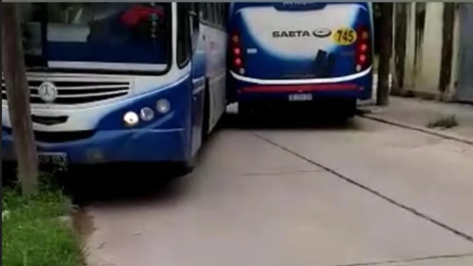 Calle angosta: dos colectivos chocaron en Castañares