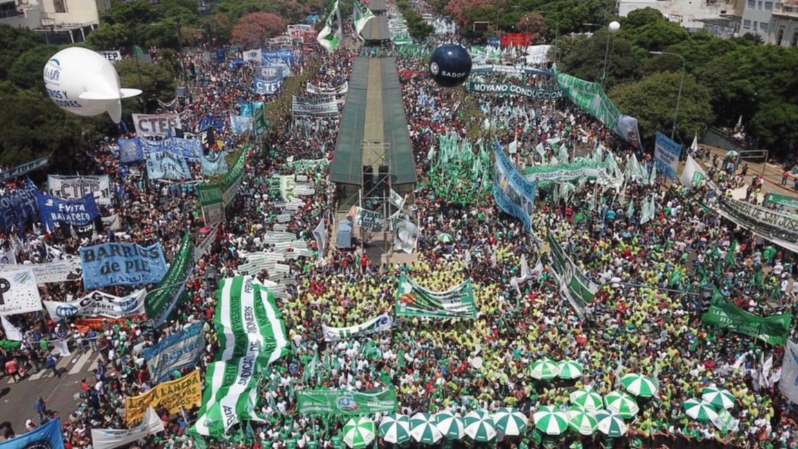 ¿Quiénes acompañaron a Moyano en la marcha?