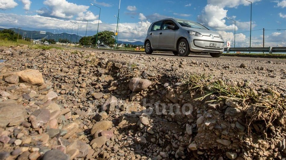 Riesgo en las rutas  por banquinas en mal estado y  pastizales 	