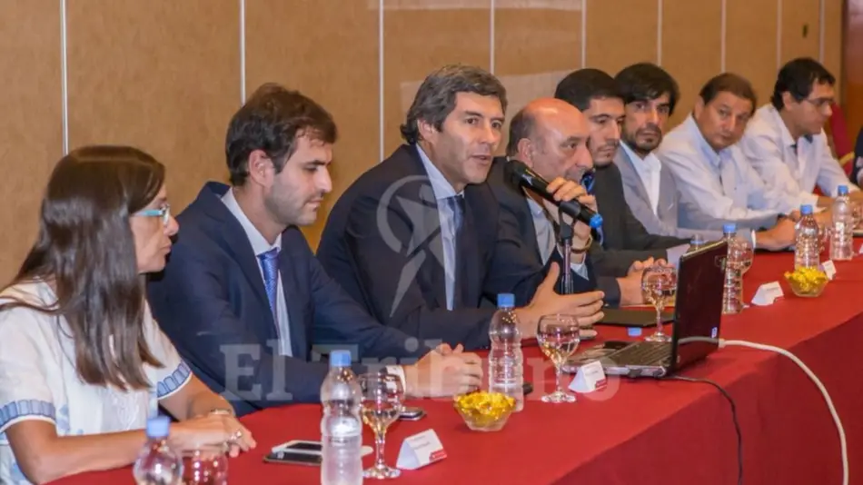 Se diluye la posibilidad de  paritarias desdobladas y el  aumento se pagará con deuda	