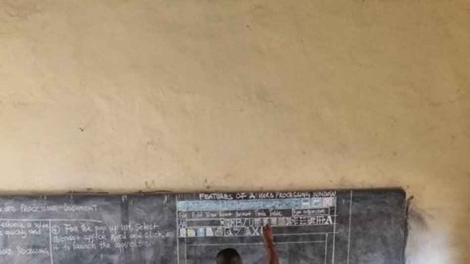 Un profesor de Ghana enseña Word solo con un pizarrón